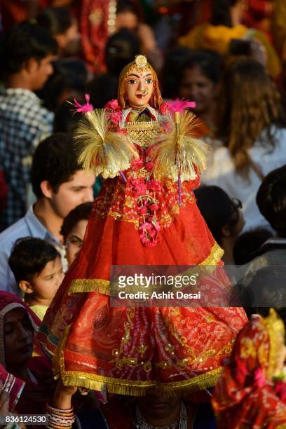 gangaur festival celebrations in udaipur, rajasthan. - gangaur stock-fotos und bilder