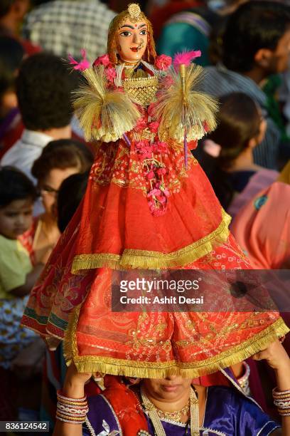 gangaur festival celebrations in udaipur, rajasthan. - gangaur stock-fotos und bilder