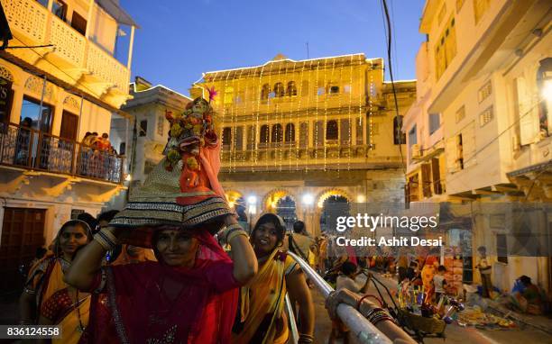 gangaur festival celebrations in udaipur, rajasthan. - gangaur stock-fotos und bilder