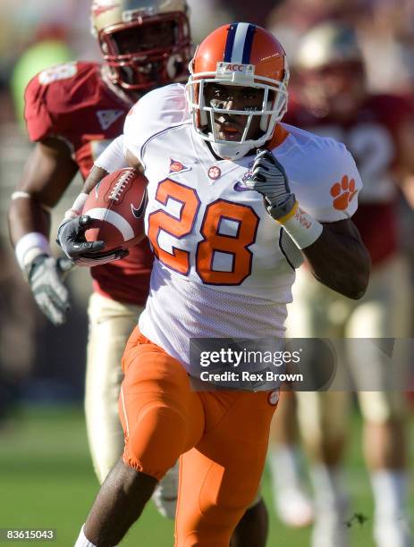 Spiller of the Clemson Tigers carries the ball against the Florida State Seminoles at Doak Campbell Stadium on November 8, 2008 in Tallahassee,...