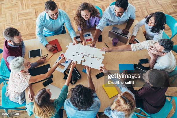 om samen oplossingen te vinden - puzzle business stockfoto's en -beelden