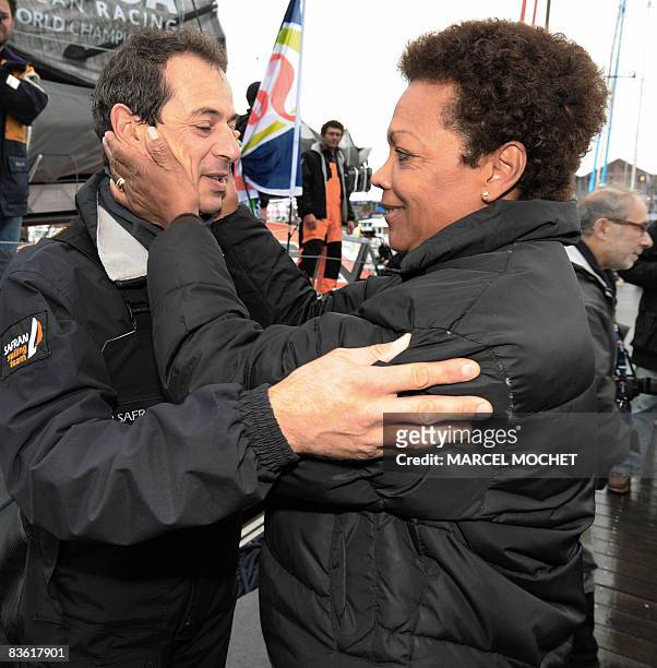 French Jacqueline Tabarly , widow of French skipper Eric Tabarly, kisses French Marc Guillemot , skipper of monohull "Safran", on November 9, 2008 in...