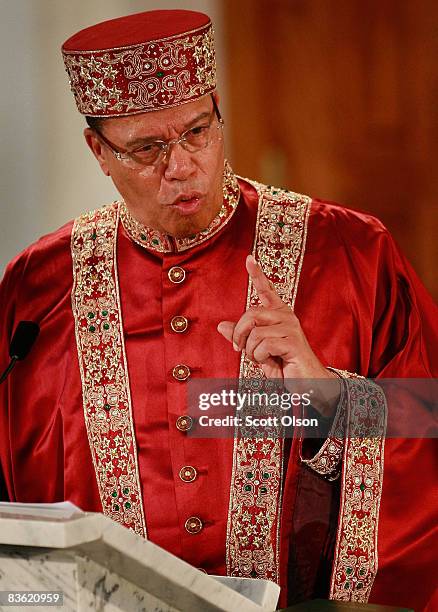 Minister Louis Farrakhan speaks to Nation of Islam followers at Mosque Maryam November 09, 2008 in Chicago, Illinois. During his address Farrakhan...