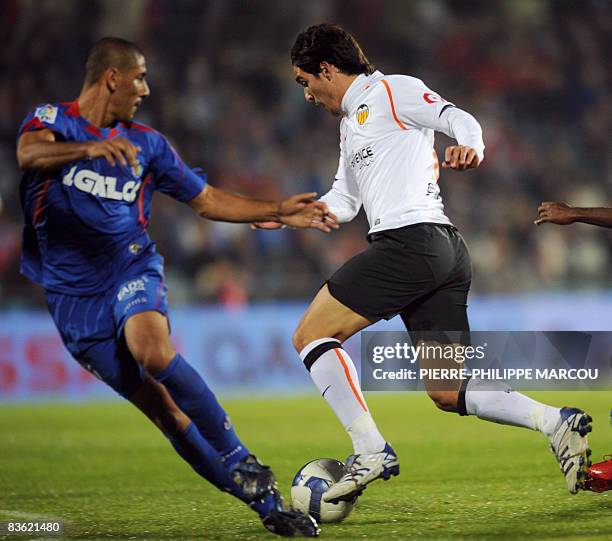 Valencia's Spanish midfielder Vicente Rodriguez vies with Argentinian defender Cata Diaz before scoring a goal against Getafe during their Liga...