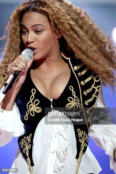 Beyonce performs at the World Music Awards held at the Sporting Club on November 9, 2008 in Monte Carlo, Monaco.