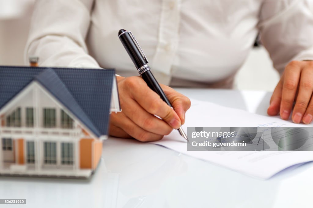 Contratto di acquisto per ore con modella casa