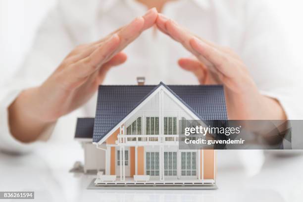 concepto de seguros de propiedad inmobiliaria - seguro del hogar fotografías e imágenes de stock