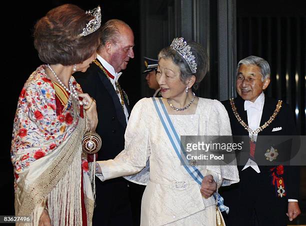 Queen Sofia and King Juan Carlos of Spain are greeted by Empress Michiko and Emperor Akihito of Japan prior to dinner at the Imperial Palace on...