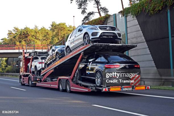 autotransporter met mercedes-benz voertuigen die rijden op de snelweg - mercedes benz stockfoto's en -beelden