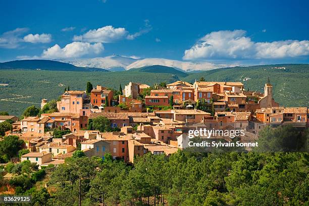 village of roussillon, provence, france - vaucluse stock-fotos und bilder