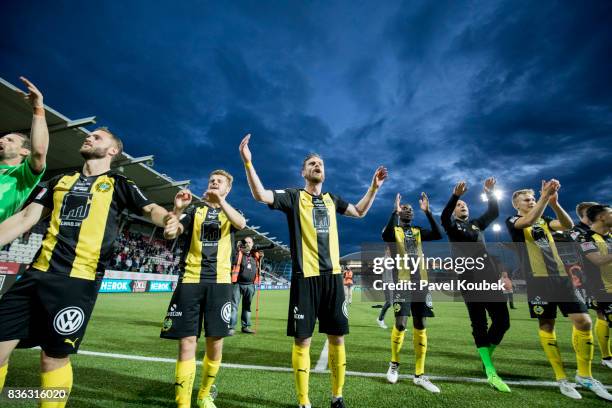 Players of Hammarby IF celebrates during the Allsvenskan match between Orebro SK and Hammarby IF at Behrn Arena on August 21, 2017 in Orebro, Sweden.