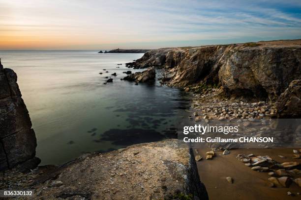 sunset on pointe du percho, peninsula of quiberon, brittany, france - quiberon fotografías e imágenes de stock