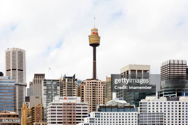 sydney city mit centrepoint tower, himmelshintergrund mit textfreiraum - hochhaus centrepoint tower stock-fotos und bilder