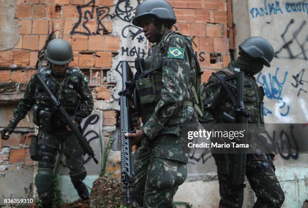 Mega Operation Rio 540 Brazil Soldier 2017 Stock Photos, High-Res Pictures, and Images ...