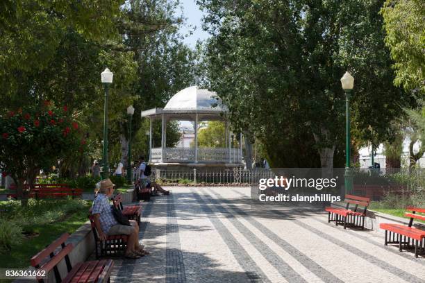 jardines municipales y kiosco en tavira - portugal - tavira fotografías e imágenes de stock