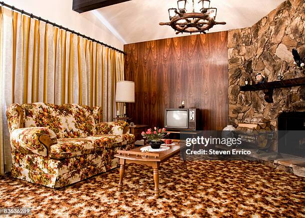 1970s era living room - carpet decor stock-fotos und bilder