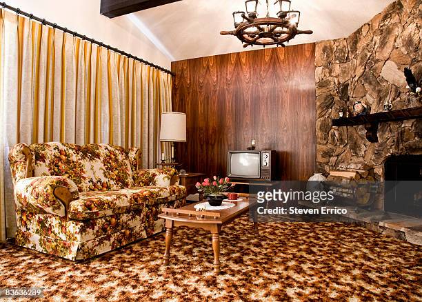 1970s era living room - カーペット ストックフォトと画像