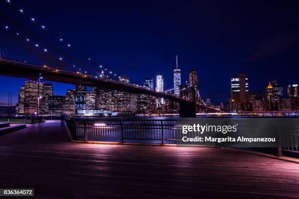 brooklyn bridge by night - nyc skyline night stockfoto's en -beelden