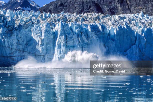 gletsjer kalven in glacier bay national park. - glacier stockfoto's en -beelden