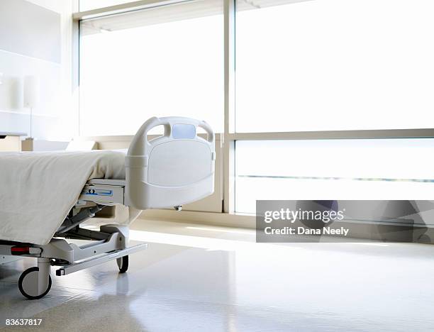 empty hospital bed - krankenhaus stock-fotos und bilder