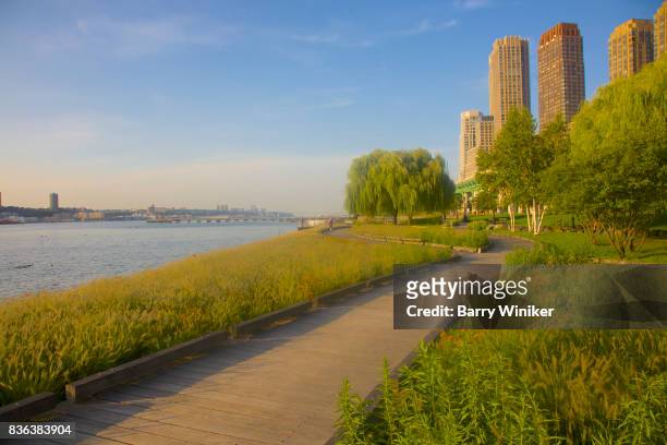 path along hudson river in riverside park south, nyc - riverside park manhattan stock pictures, royalty-free photos & images