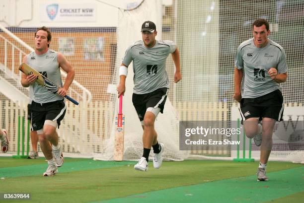 Daniel Vettori runs sprints during a New Zealand nets session at the Sydney Cricket Ground on November 11, 2008 in Sydney, Australia.