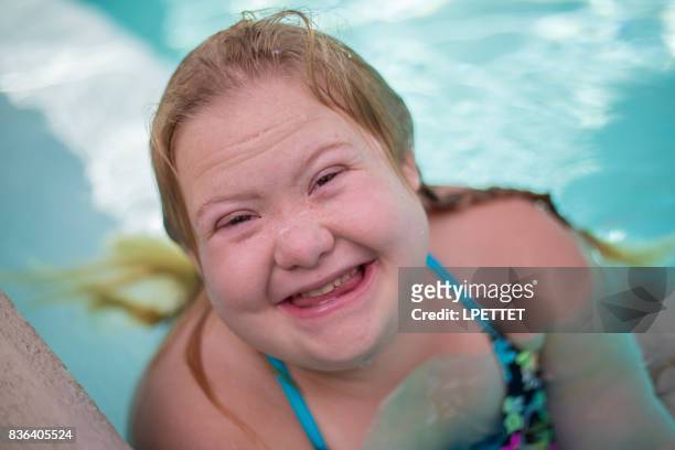 Down-Syndrom Mädchen schwimmen