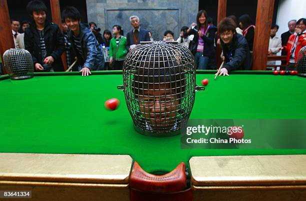 Table Knocking 169 Knocking Table Stock Photos, High-Res Pictures, and Images - Getty ...