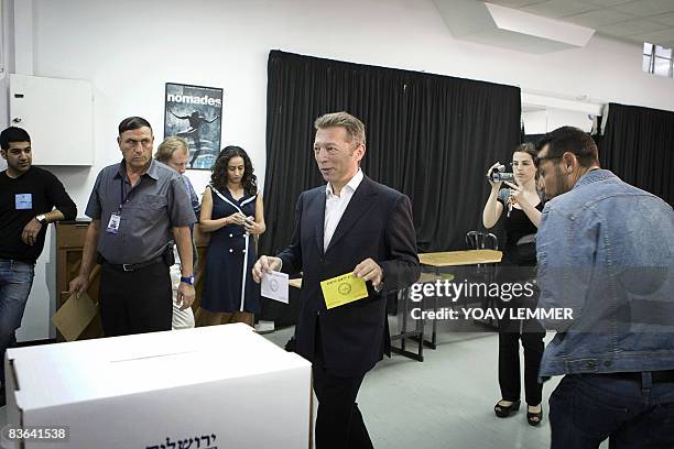 Jerusalem municipal elections candidate Arkadi Gaydamak votes at a Jerusalem polling station on November 11, 2008. Israelis vote today for new mayors...