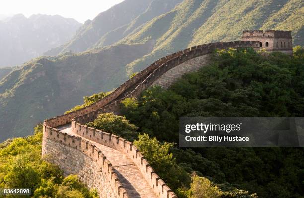 the great wall of china nestled among green hills. - pékin photos et images de collection