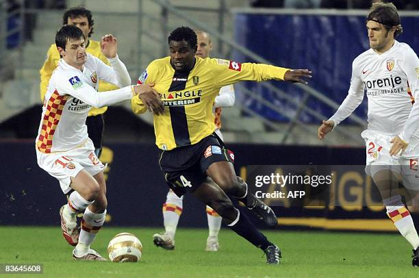Sochaux' Cameroonian midfielder Valery Mezague vies with RC Lens' midfielders Serbian Dejan Milovanovic and French Julien Sable during their French...