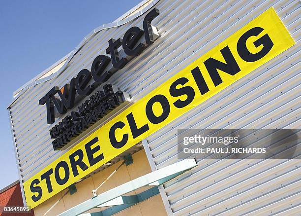 Computer Store Closed 528 Electronics Store Window Stock Photos, High-Res Pictures, and ...