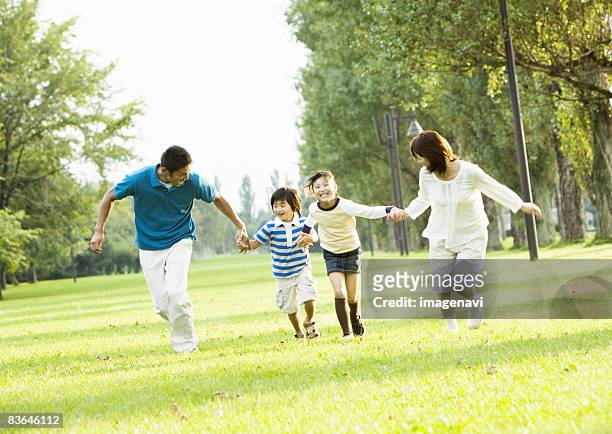 running family - 家族　日本人　走る ストックフォトと画像