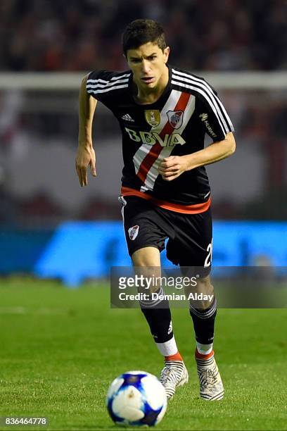 Ignacio Fernandez of River Plate drives the ball during a match between River Plate and Instituto as part of round 16 of Copa Argentina 2017 at Jose...