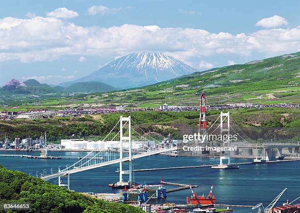 hakucho bridge and mount yotei - vulkan yotei stock-fotos und bilder