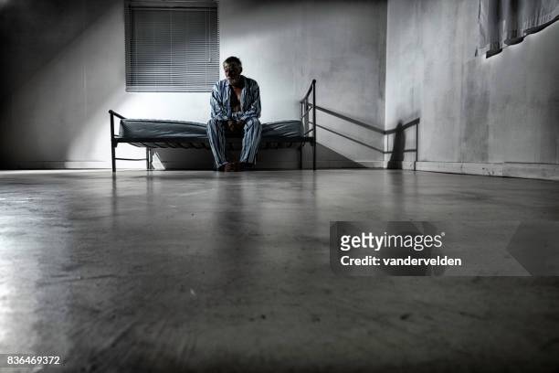 vieil homme dans un asile - hôpital psychiatrique photos et images de collection