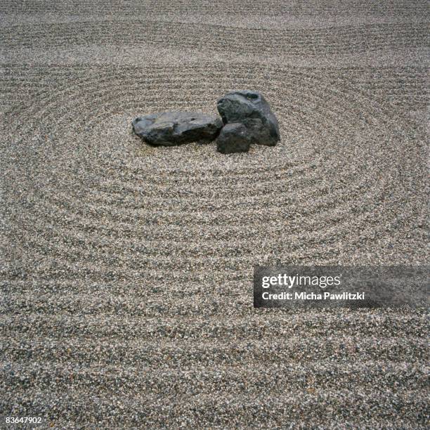 rock and sand pattern in zen garden - karesansui stock-fotos und bilder