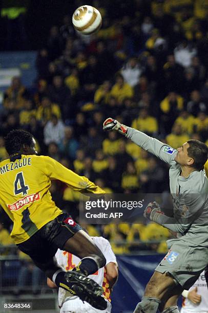 Lens' goalkeeper Vedran Runje kicks the ball in front of Sochaux' midfielder Valery Mezague during their French League Cup football match FC Sochaux...