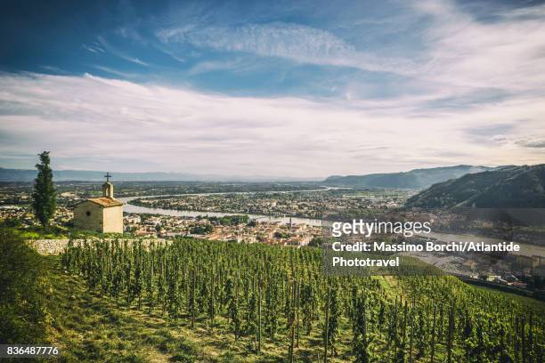the vineyards near la chapelle on the hills of tain-l'hermitage and the river rhône - rhone stock-fotos und bilder