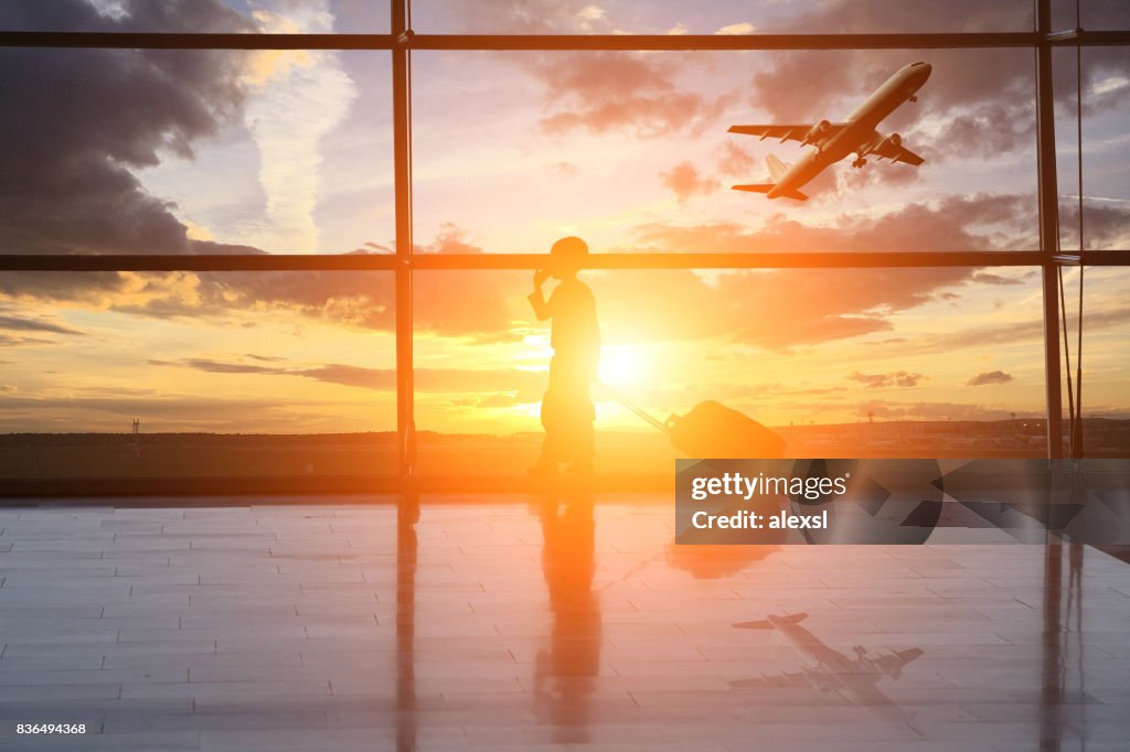 L’aéroport intérieur enfant voyage silhouette soleil couchant