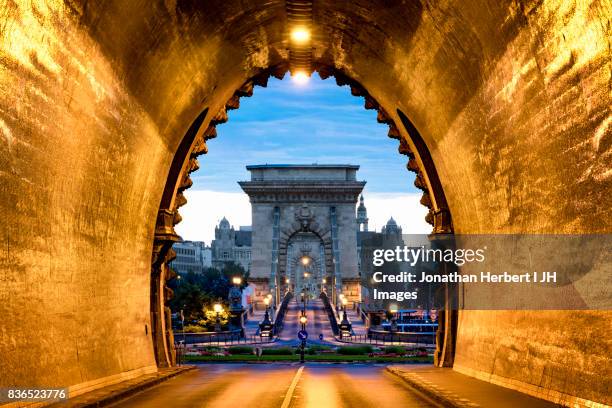 budapest - chain bridge - chain bridge suspension bridge stock-fotos und bilder