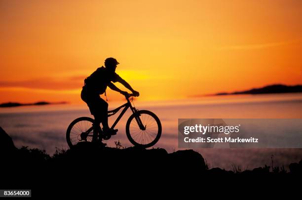 biker at sunset on antelope island, utah. - ilha de antelope imagens e fotografias de stock