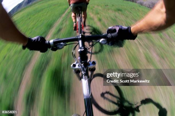mountain bikers on antelope island - ilha de antelope imagens e fotografias de stock