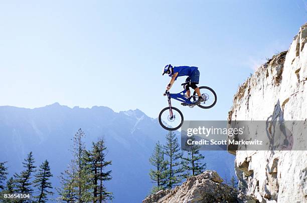 biker freeriding in pemberton, bc - mountain biker stock-fotos und bilder