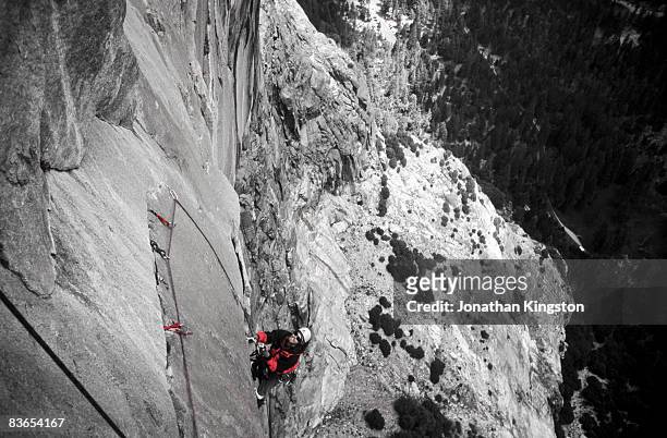 rock climber, yosemite, california. - touche de couleur photos et images de collection
