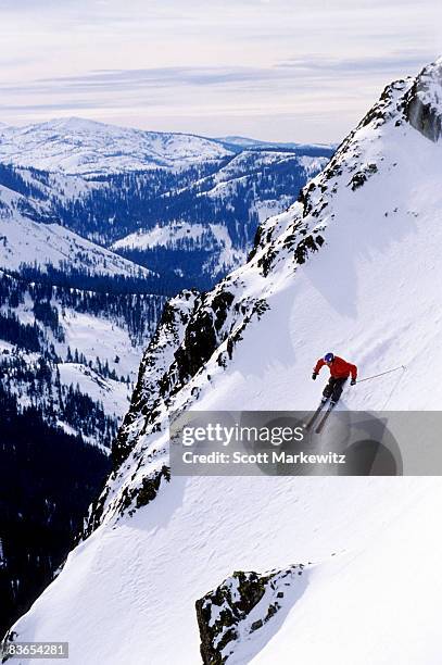 man skiing at squaw valley - lake tahoe fotografías e imágenes de stock