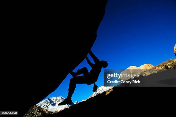 man bouldering on an overhang. - chalk bag fotografías e imágenes de stock