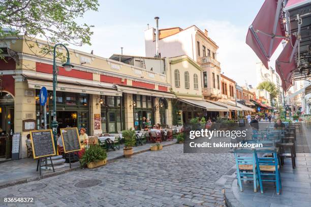 pessoas na rua, cidade histórica com casas tradicionais e restaurantes em thessaloniki-grécia - thessaloniki - fotografias e filmes do acervo