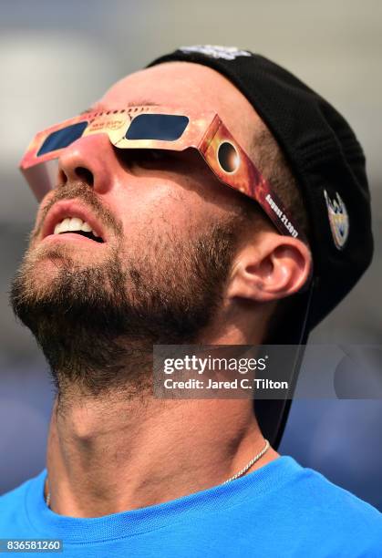 Steve Johnson watches the solar eclipse during the third day of the Winston-Salem Open at Wake Forest University on August 21, 2017 in Winston Salem,...