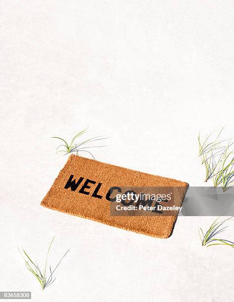 welcome mat on sandy beach - zerbino foto e immagini stock